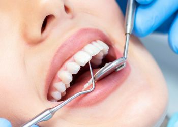 Zahnarzt untersucht Zähne
